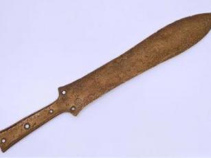 A bronz tőr hossza: 30,7 cm, leltári száma: 67.8.1.